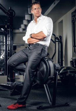 Şık adam bir spor kulübünde poz