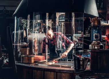 Şef bir mutfak sığır eti biftek pişirme