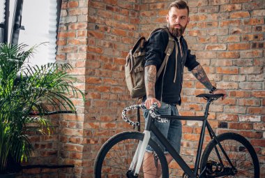 Casual adam kollarını dövmeler ile