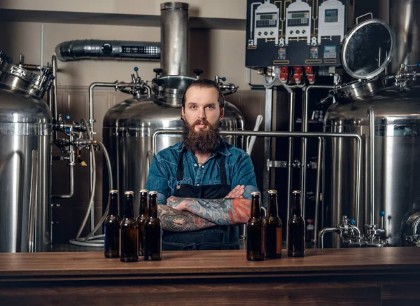 Fabrikant presenteren van bier — Stockfoto