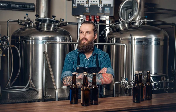 Fabricante presentando cerveza — Foto de Stock