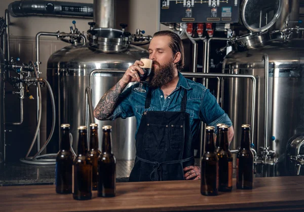 Bebaarde man bier proeverij — Stockfoto