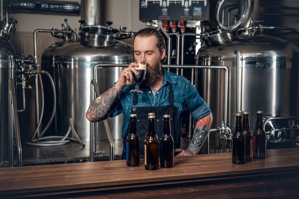 Homem barbudo provando cerveja — Fotografia de Stock