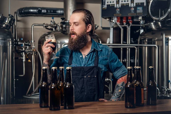 Bebaarde man bier proeverij — Stockfoto