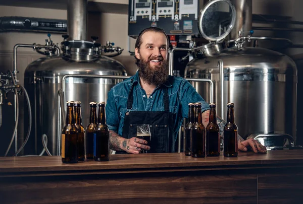 Homem apresentando microcervejaria de cerveja — Fotografia de Stock