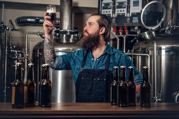 Homem barbudo provando cerveja — Fotografia de Stock