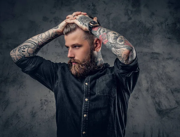 Barbudo hipster hombre con tatuajes — Foto de Stock