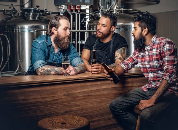 Mannen drinken ambachtelijke bier — Stockfoto