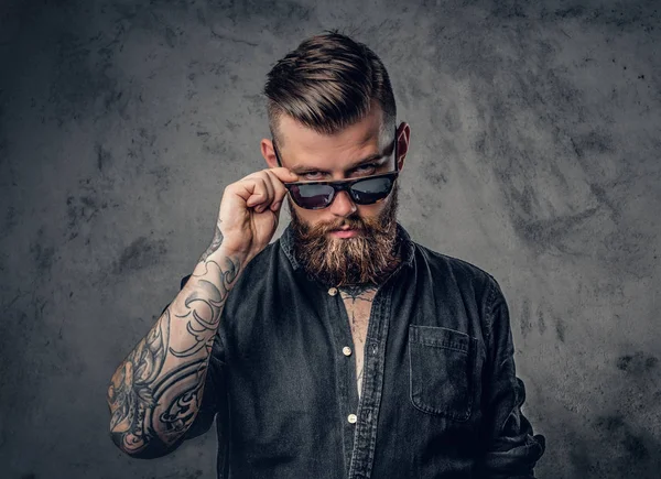 Homem hipster barbudo com tatuagens — Fotografia de Stock