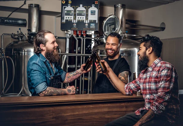 Homens bebendo cerveja artesanal — Fotografia de Stock