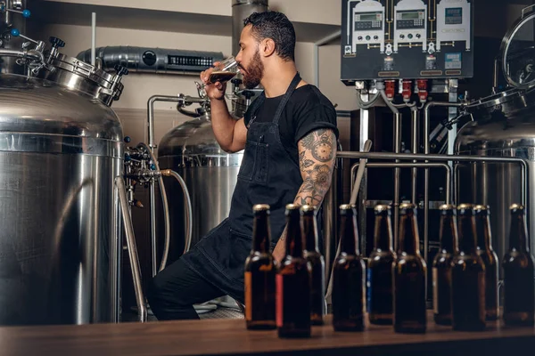 Hipster-Mann probiert Bier — Stockfoto