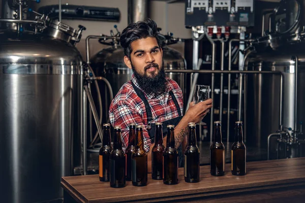 Fabrikant presenteren ambachtelijke bier — Stockfoto