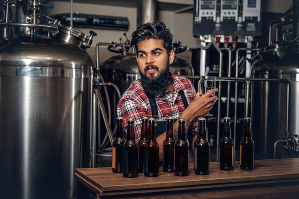 Fabricante apresentando cerveja artesanal — Fotografia de Stock