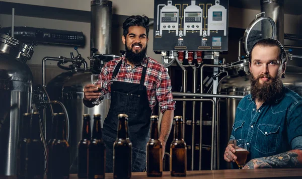 Fabrikant presenteren ambachtelijke bier — Stockfoto