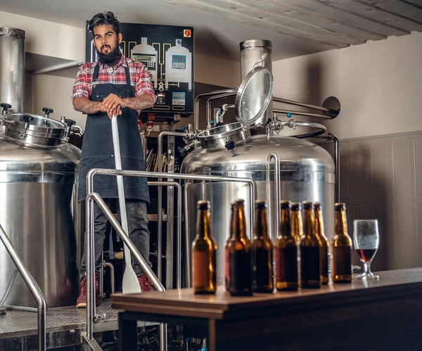 Fabricante presentando cerveza artesanal — Foto de Stock