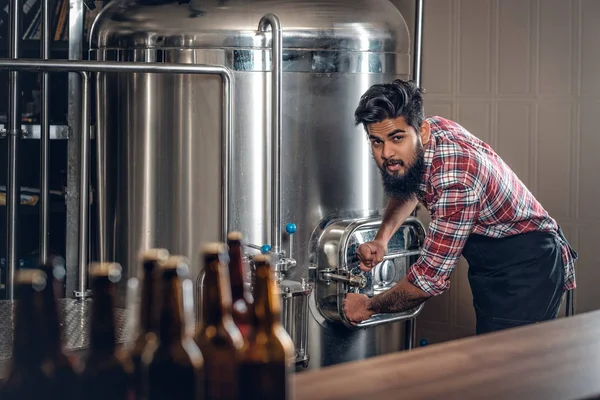 Fabricante apresentando cerveja artesanal — Fotografia de Stock