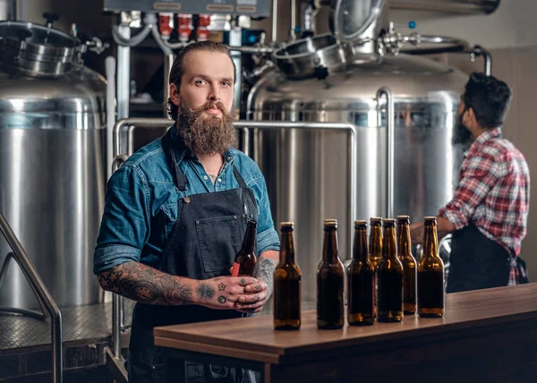 Homens apresentando cerveja artesanal — Fotografia de Stock