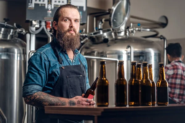 Homens apresentando cerveja artesanal — Fotografia de Stock