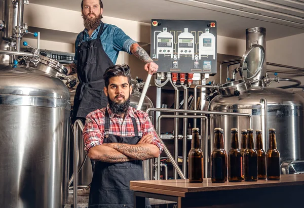 Männer in der Craft-Beer-Mikrobrauerei — Stockfoto