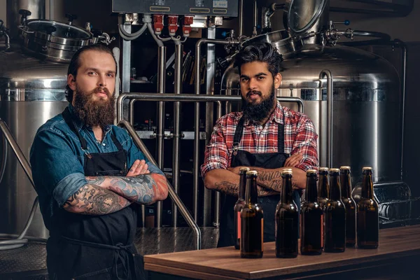 Homens apresentando cerveja artesanal — Fotografia de Stock