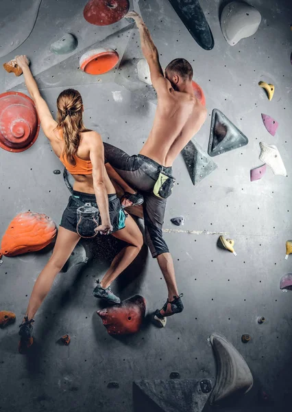 Deportivo hombre y mujer escalada — Foto de Stock