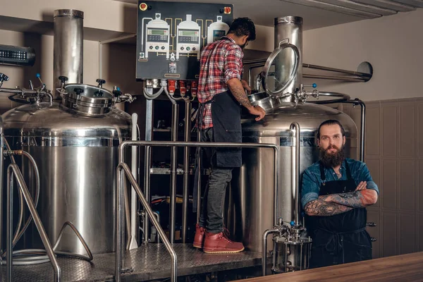 Mannen in de ambachtelijke bier microbrouwerij — Stockfoto