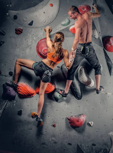 Deportivo hombre y mujer escalada — Foto de Stock