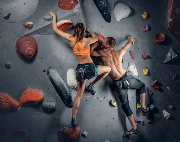 Sportovní muž a žena lezení — Stock fotografie