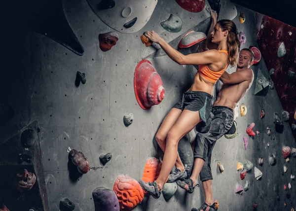 Homme et femme sportifs escalade — Photo