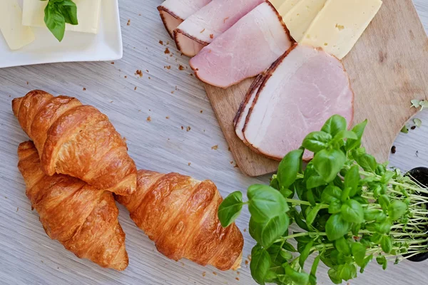 Croissant hapjes op een tafel — Stockfoto