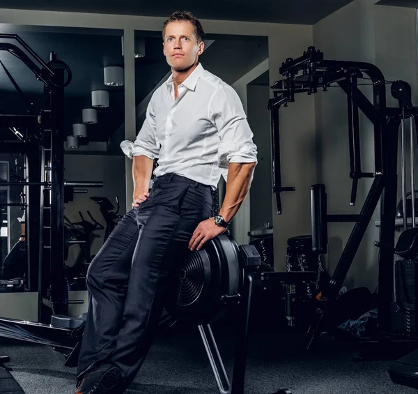 Mannen som poserar i ett gym club — Stockfoto