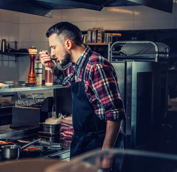 Chef degustando una sopa — Foto de Stock