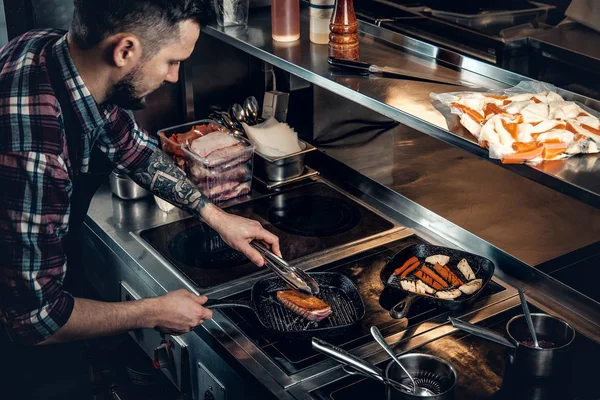 Kock Matlagning nötstek på ett kök — Stockfoto