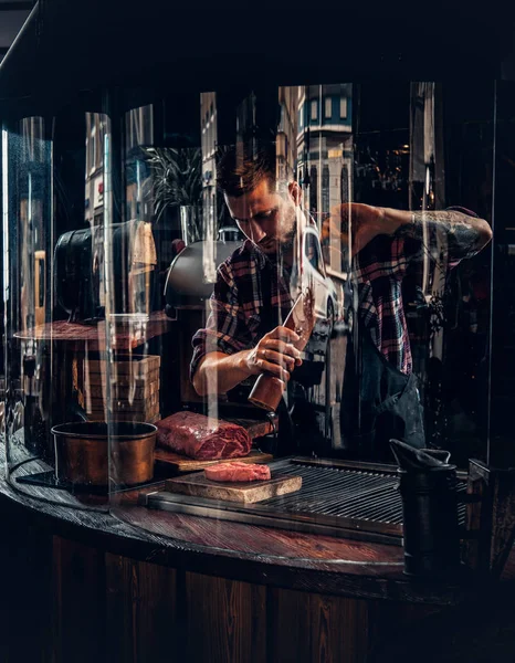 Chef cocinando bistec de res en una cocina — Foto de Stock