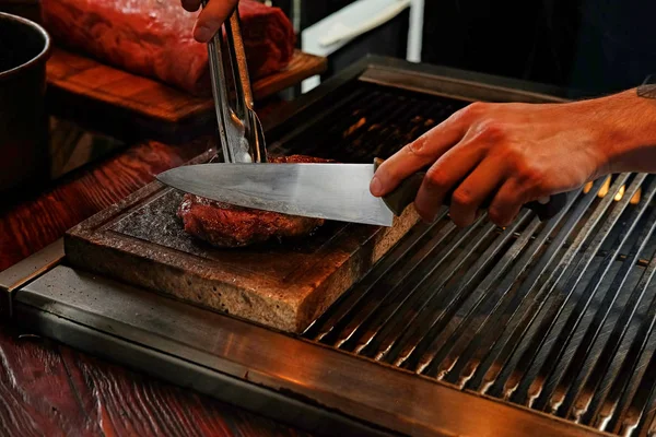 En man som matlagning nötstek på en grill — Stockfoto
