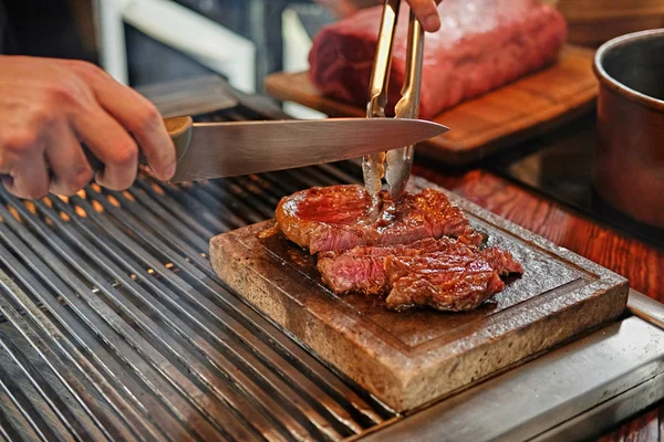 En man som matlagning nötstek på en grill — Stockfoto