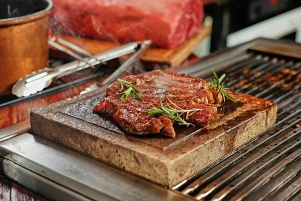 El bistec a la parrilla en una tabla de madera —  Fotos de Stock