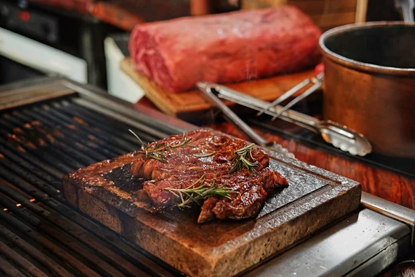 Grillad biff på en träskiva — Stockfoto