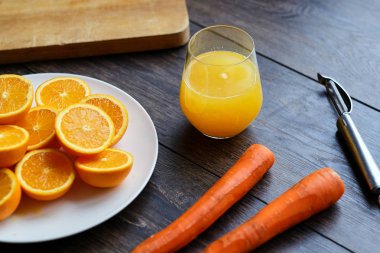 Portakal suyu bir bardak ve portakal dilimleri