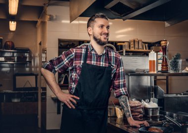 Bir mutfak şık sakallı chef