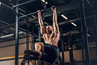 Sportif erkek abs antreman yapıyor