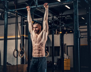 Sportif erkek abs antreman yapıyor