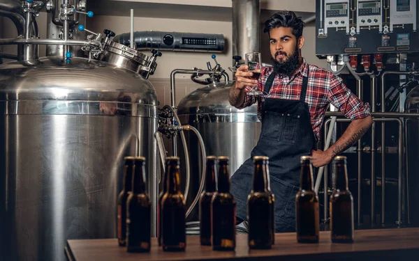 Індійська чоловічого виробник дегустація Крафт пива — стокове фото