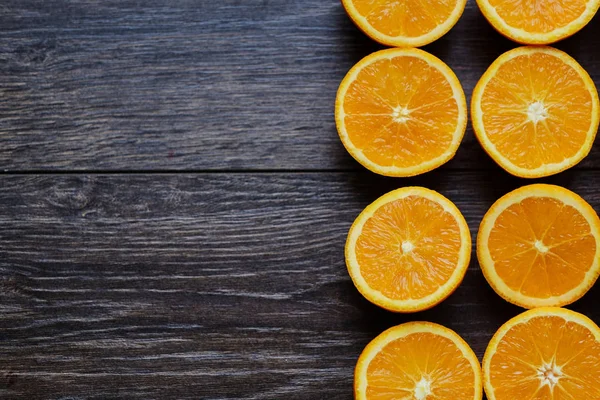 Kahverengi ahşap masa üzerinde sarı portakal — Stok fotoğraf