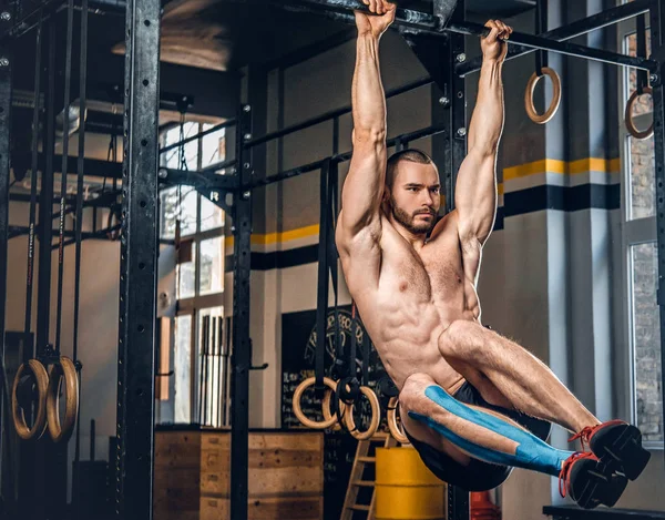 Sportif erkek abs antreman yapıyor — Stok fotoğraf
