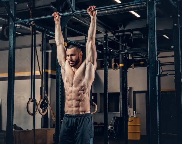Спортивный мужчина делает упражнения ABS — стоковое фото