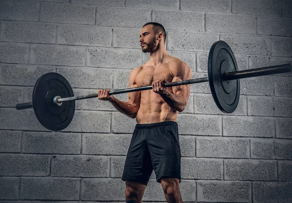 Shirtless muž dělá biceps cvičení — Stock fotografie