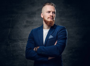 Mavi bir ceket içinde sakallı erkek