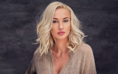 Seksi sarışın kadın