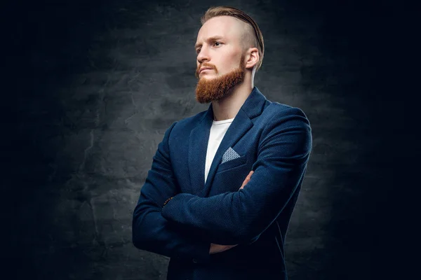 Бородатий чоловік у синій куртці — стокове фото